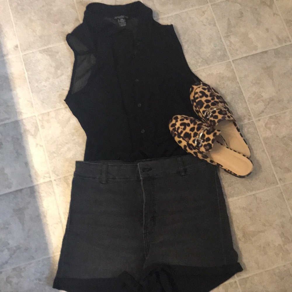 😎🥰3 for 20! Sheer black sleeveless blouse